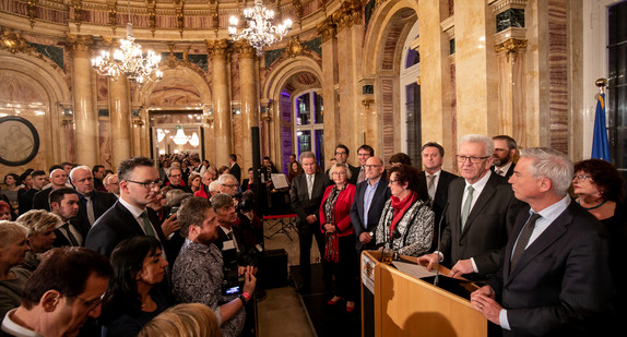 Ministerpräsident Winfried Kretschmann und Ehefrau Gerlinde mit den Mitgliedern des Kabinetts (r.) vor den Gästen (Bild: Staatsministerium Baden-Württemberg)