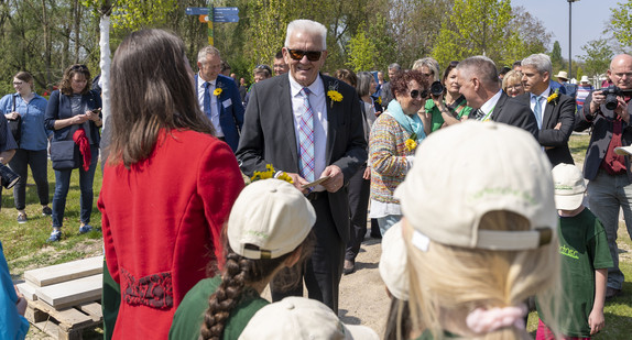 Ministerpräsident Winfried Kretschmann (Mitte) mit anderen Besucherinnen und Besuchern bei einem Rundgang auf der Landesgartenschau in Neuenburg am Rhein.