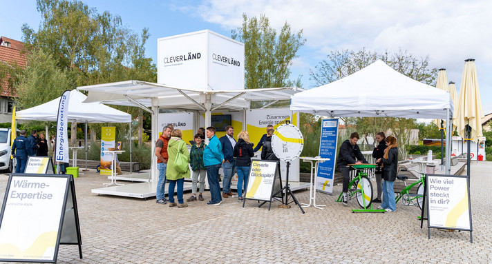 Besucherinnen und Besucher stehen am Expertenstand der CLEVERLÄND-Roadshow auf der Gartenschau in Eppingen.