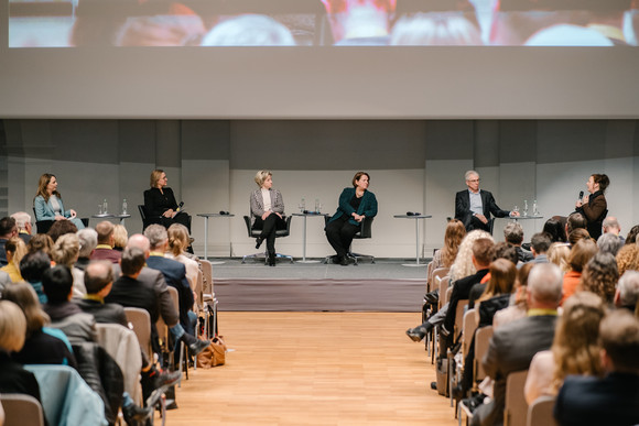 Blick in den Kongress-Saal mit Publikum und Podium