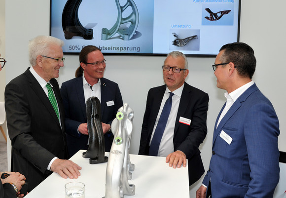 Ministerpräsident Winfried Kretschmann (l.) besucht den Stand der Altair Engineering GmbH aus Böblingen (Bild:  Staatsministerium Baden-Württemberg)