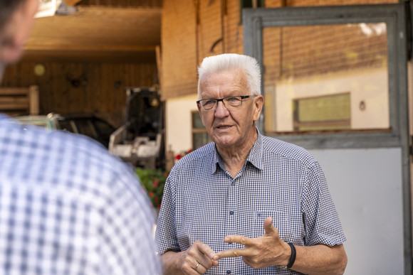 Ministerpräsident Winfried Kretschmann hat im Rahmen seiner Sommertour den Bio-Bauernhof Hirzbauernhof in St.Georgen im Schwarzwald besucht.