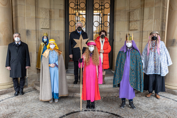 Ministerpräsident Winfried Kretschmann und seine Frau Gerlinde (hinten, Mitte) mit der Sternsingergruppe der Katholischen Kirchengemeinde St. Maria Wetzgau-Rehnenhof