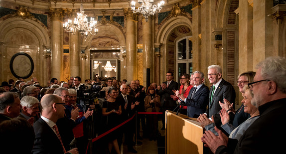 Ministerpräsident Winfried Kretschmann mit den Mitgliedern des Kabinetts (r.) vor den Gästen