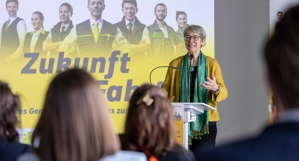 Staatssekretärin Elke Zimmer am Rednerpult während des Kick-offs von „Zukunft in Fahrt“