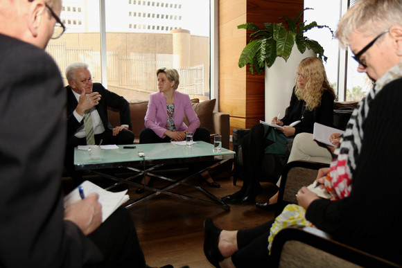 Ministerpräsident Winfried Kretschmann (l.) und Wirtschaftsministerin Nicole Hoffmeister-Kraut (r.) im Pressegespräch