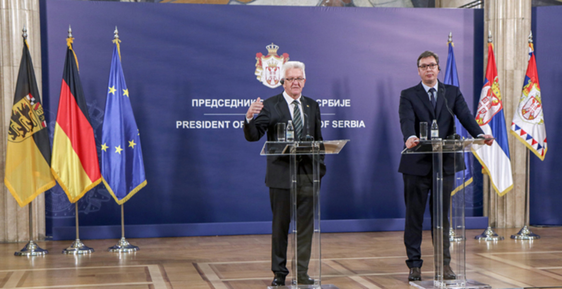 Ministerpräsident Winfried Kretschmann (l.) und der serbische Staatspräsident Aleksandar Vučić (r.) bei einer Pressekonferenz am 16. April 2018 in Belgrad