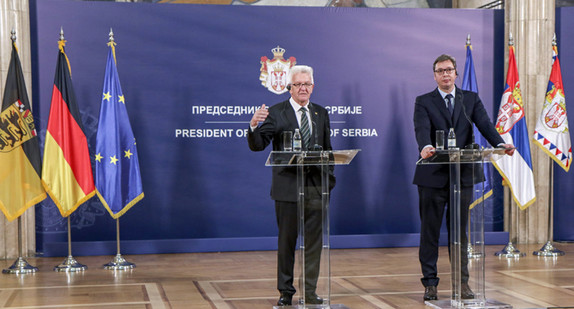 Ministerpräsident Winfried Kretschmann (l.) und der serbische Staatspräsident Aleksandar Vučić (r.) bei einer Pressekonferenz am 16. April 2018 in Belgrad