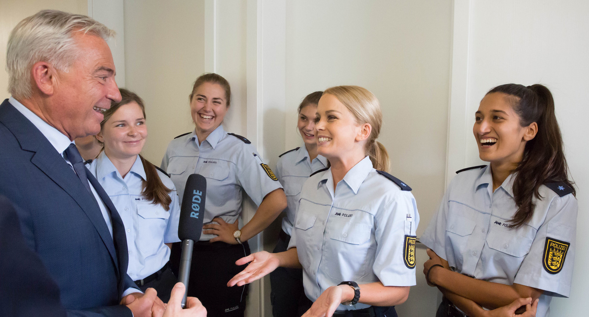 Thomas Strobl mit Polizeischülerinnen beim Institut für Ausbildung in Lahr (Foto: © Innenministerium Baden-Württemberg)