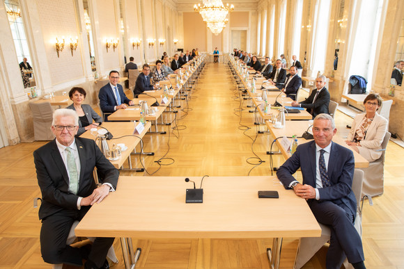 Erste Kabinettssitzung der neuen Landesregierung im Neuen Schloss in Stuttgart, vorne Ministerpräsident Winfried Kretschmann (l.) und sein Stellvertreter, Innenminister Thomas Strobl (r.)