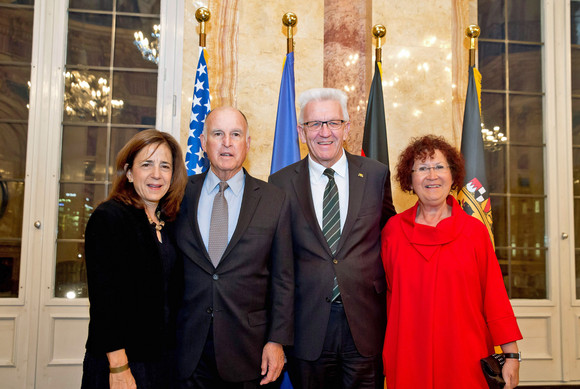 Ministerpräsident Winfried Kretschmann (2.v.r.), seine Ehefrau Gerlinde Kretschmann (r.), der Gouverneur von Kalifornien, Edmund G. „Jerry“ Brown Jr. (2.v.l.), und seine Ehefrau Anne Gust Brown (l.)