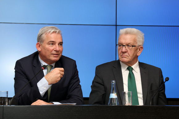 Ministerpräsident Winfried Kretschmann (r.) und Innenminister Thomas Strobl (l.)