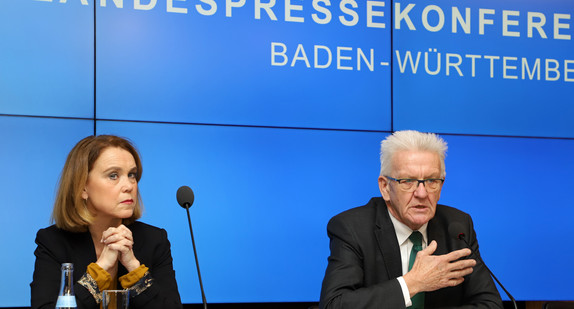 Ministerpräsident Winfried Kretschmann (r.) und Staatssekretärin Petra Olschowski (l.) (Bild: Staatsministerium Baden-Württemberg)