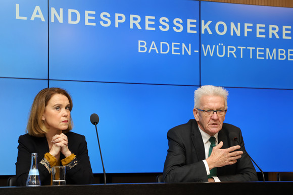 Ministerpräsident Winfried Kretschmann (r.) und Staatssekretärin Petra Olschowski (l.) (Bild: Staatsministerium Baden-Württemberg)