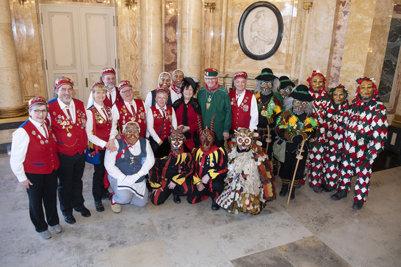 Gruppenbild mit der Narrenvereinigung Kleggau (Bild: Staatsministerium Baden-Württemberg)