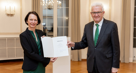 Ministerpräsident Winfried Kretschmann (rechts) übergibt hat der neuen Regierungspräsidentin des Regierungsbezirks Stuttgart, Susanne Bay (links), die Ernennungsurkunde.