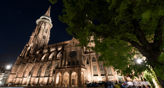 Das Freiburger Münster, mit LED-Strahlern angeleuchtet.