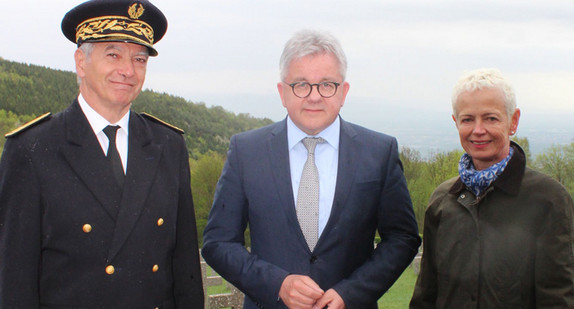 (v. l. n. r.) Daniel Merignargues (Vize-Regierungspräsident Thann-Guebwiller), Minister Guido Wolf, Präsidentin Brigitte Klinkert. (Foto: © Justzizministerium Baden-Württemberg)