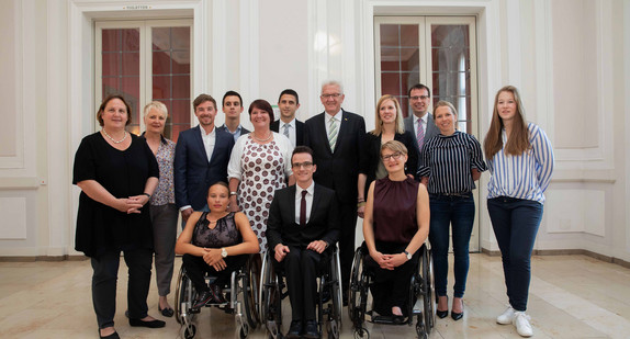 Vorne v.l.n.r.: Anja Wicker, Martin Fleig und Anna-Lena Forster; 
hinten v.l.n.r.: Staatsekretärin Theresa Schopper, Petra Häffner (sportpolitische Sprecherin der Landtagsfraktion Bündnis 90/Die Grünen), Fabian Rießle, Nico Messinger, Elvira Menzer-Haasis (Präsidentin des Landessportverbands Baden-Württemberg), Marcel Goc, Ministerpräsident Winfried Kretschmann, Andrea Rothfuss, Staatssekretär Volker Schebesta, Sandra Ringwald und Jana Fischer