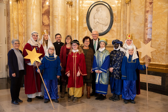 Ministerpräsident Winfried Kretschmann und seine Frau Gerlinde (M.) mit den Sternsingern der Kirchengemeinde St. Peter und Paul (Laiz) (Bild: Staatsministerium Baden-Württemberg)