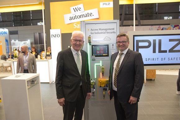 Ministerpräsident Winfried Kretschmann (links) am Stand von PILZ