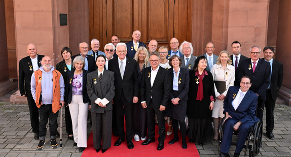 Gruppenbild mit Ministerpräsident Winfried Kretschmann (vorne, Vierter von links) und den Ordensprätendentinnen und Ordensprätendenten