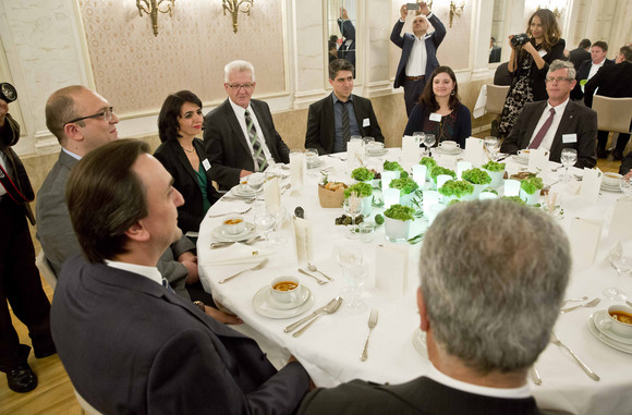 Ministerpräsident Winfried Kretschmann (M.) und Landtagspräsidentin Muhterem Aras (3.v.l.) mit Gästen des Iftar-Empfangs