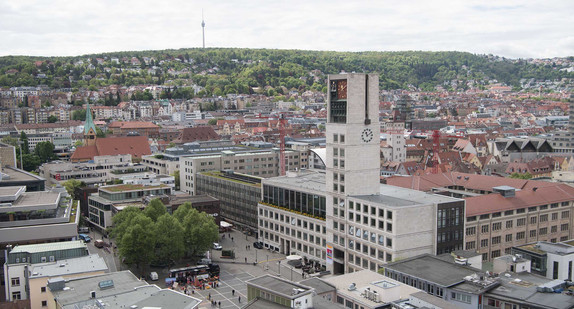 Das Stuttgarter Rathaus mit dem davorliegenden Marktplatz von oben aufgenommen.