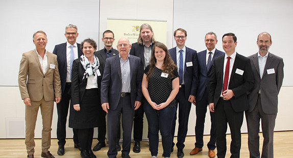 Verkehrsminister Winfried Hermann mit Vertretern der Fußverkers-check-Kommunen. (Foto: © Verkehrsministerium Baden-Württemberg)