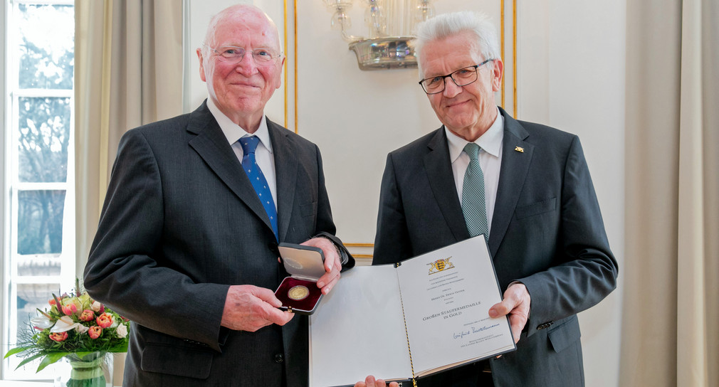 Ministerpräsident Winfried Kretschmann (r.) und Dr. Erwin Vetter (l.)