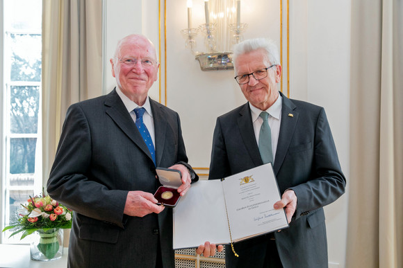 Ministerpräsident Winfried Kretschmann (r.) und Dr. Erwin Vetter (l.)