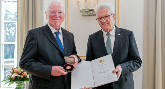 Ministerpräsident Winfried Kretschmann (r.) und Dr. Erwin Vetter (l.)