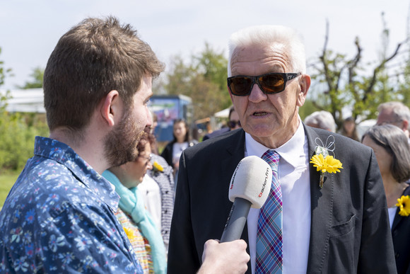 Ministerpräsident Winfried Kretschmann (rechts) gibt bei der Eröffnung der Landesgartenschau in Neuenburg am Rhein ein Interview.