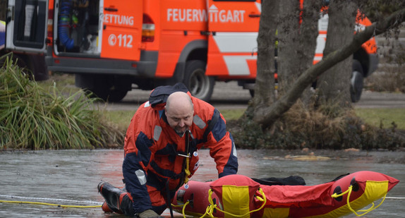 Ein Feuerwehrmann bei der Rettung auf einem zugefrorenen See. (Foto: © dpa)