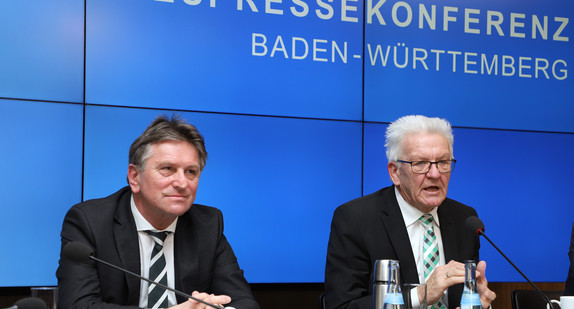 Ministerpräsident Winfried Kretschmann (r.) und Gesundheitsminister Manne Lucha (l.) bei der Regierungspressekonferenz (Bild: Staatsministerium Baden-Württemberg)