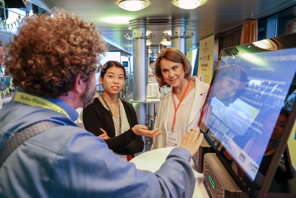 Wissenschaftsministerin Petra Olschowski (rechts) im Gespräch an einem Infostand