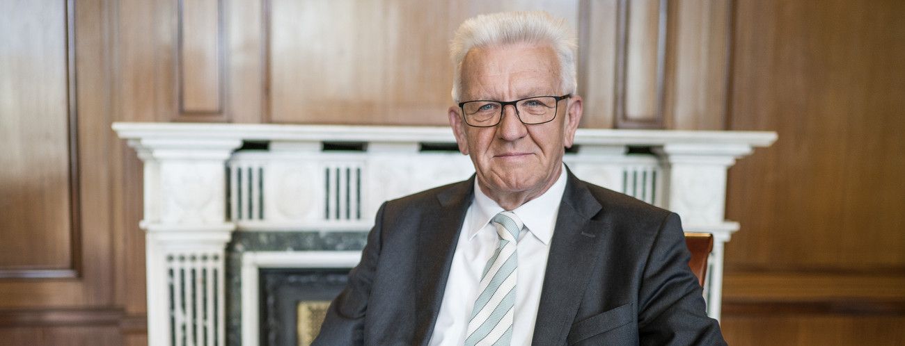 Ministerpräsident Winfried Kretschmann sitzt in der Bibliothek der Villa Reitzenstein in Stuttgart.