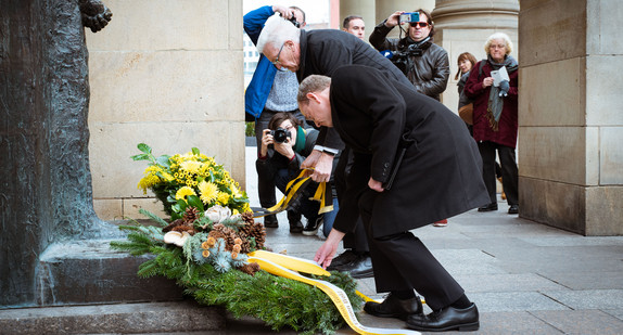 Ministerpräsident Winfried Kretschmann und Stadtdekan Msgr. Dr. Christian Hermes legen am 75. Todestag von Eugen Bolz einen Kranz an der Gedenkstelle am Schlossplatz Stuttgart ab. (Bild: Staatsministerium Baden-Württemberg)