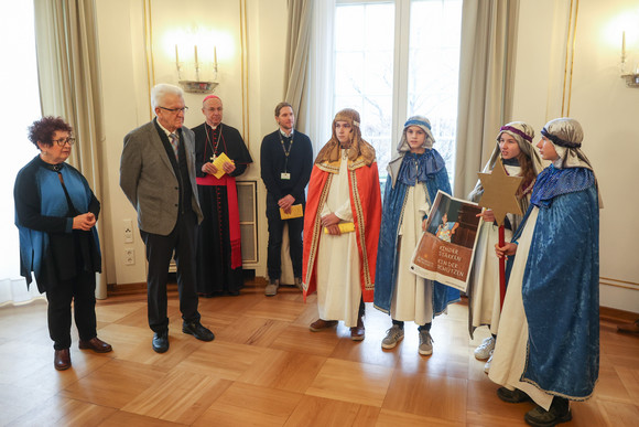 Ministerpräsident Winfried Kretschmann und seine Ehefrau Gerlinde mit Sternsingerinnen und Sternsingern in der Villa Reitzenstein.