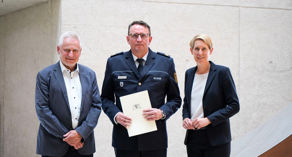 von links nach rechts: Staatssekretär Thomas Blenke, Polizeivizepräsident Jürgen Schäberle und Landespolizeipräsidentin Dr. Stefanie Hinz
