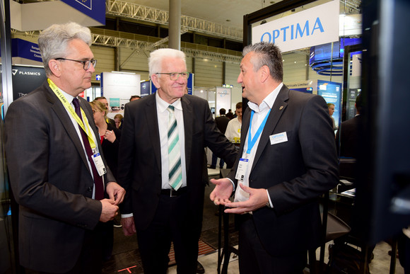 Ministerpräsident Winfried Kretschmann (M.) am Stand von OPTIMA