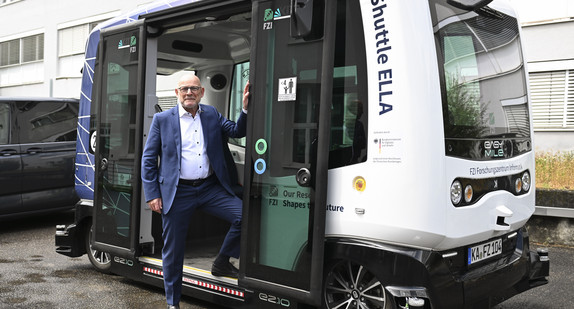 Minister Winfried Hermann mit der AMEISE des Fraunhofer-Instituts