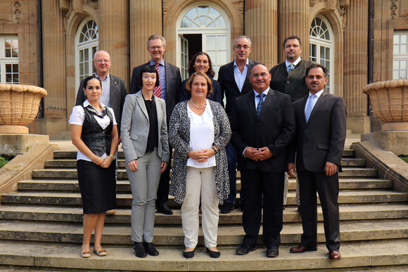 Gruppenbild mit Staatssekretärin Theresa Schopper (vorne Mitte) anlässlich der fünften Sitzung des Rates für die Angelegenheiten der deutschen Sinti und Roma in Baden-Württemberg am 19. Oktober 2017 in der Villa Reitzenstein in Stuttgart