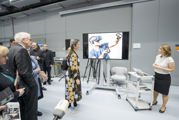 Ministerpräsident Winfried Kretschmann (2.v.l.), Wissenschaftsministerin Theresia Bauer (l.) und die Exekutiv-Vizepräsidentin der EU-Kommission, Margrethe Vestager (M.) im Cyber Valley in Tübingen (Bild: Staatsministerium Baden-Württemberg)