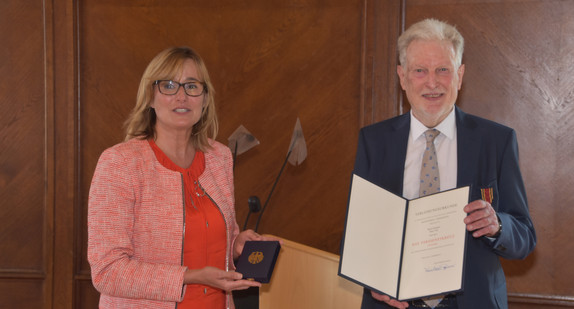 Staatssekretärin Katrin Schütz übergibt das vom Bundespräsidenten verliehene Verdienstkreuz am Bande des Verdienstordens der Bundesrepublik Deutschland an Prof. Peter Voß in Baden-Baden vergeben. 