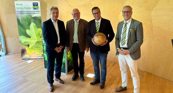 Minister Peter Hauk (2. von rechts) erhält den Ehrenpreis der Schutzgemeinschaft Deutscher Wald