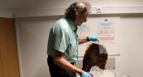 Ein Beamter des Zolls findet bei der Kontrolle am Stuttgarter Flughafen Fleisch im Gepäck eines Reisenden, der über Istanbul aus Äthiopien in Stuttgart angekommen ist. (Foto: © Landwirtschaftsministerium Baden-Württemberg)