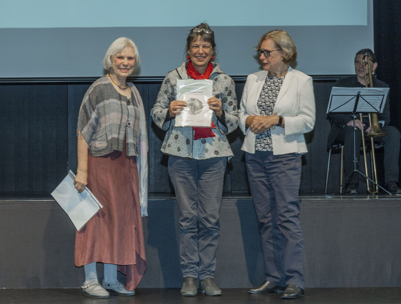 Verleihung des Hanns-Model-Gedächtnispreises 2022 an Marianne Wurst (v.l.n.r.): Renate Vest (Hanns-Model-Stiftung) Marianne Wurst, Gabriele Queck (Vorsitzende des BdK)