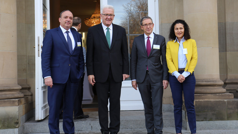 Ministerpräsident Winfried Kretschmann (2.v.l.) mit Gästen aus dem Schweizer Kanton Aargau (Bild: Staatsministerium Baden-Württemberg)