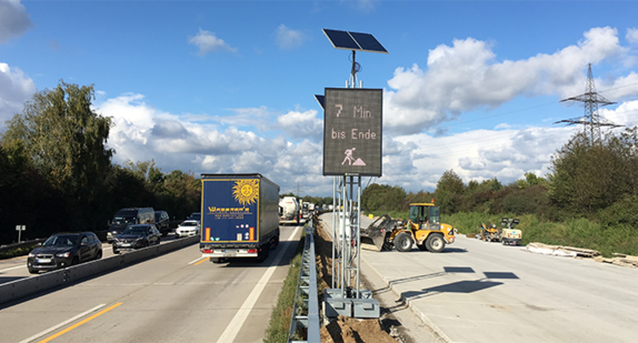 Reisezeiten für die Fahrt durch eine Baustelle auf einer Anzeigetafel (Foto: © Verkehrsministerium Baden-Württemberg)